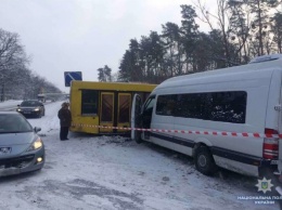 Авария в Киеве: маршрутка с пассажирами столкнулась с автобусом
