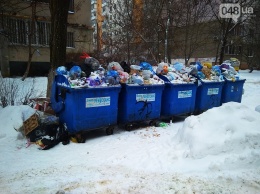 В Одессе скапливается мусор из-за неубранных от снега дорог