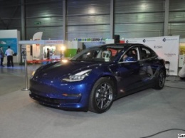 В Киеве привезли Tesla Model 3 с "космонавтом", которая оказалась быстрее Model S (видео)