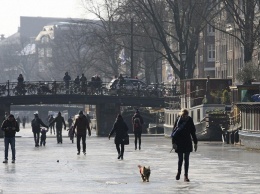 В Амстердаме замерзли каналы: голландцы стали на коньки