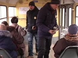 Проезд за 30 гривен: охота на "зайцев" в трамваях Днепра