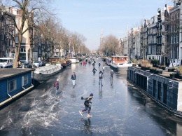 В Амстердаме впервые за шесть лет замерзли каналы, превратившись в каток