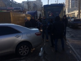 Одесситы разблокировали трамвайный путь от авто своими силами