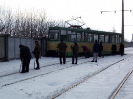 ФОТОФАКТ. В Дружковке трамвай слетел с рельсов и врезался в забор