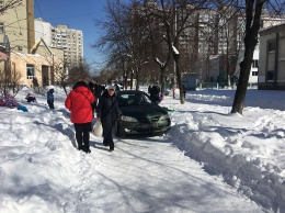 В Киеве автохам выгонял с заснеженного тротуара пешеходов. Фото