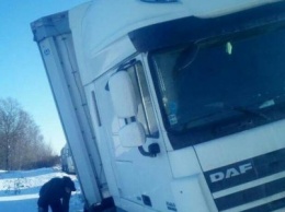 За сутки из снежных заносов на дорогах Черниговщины высвободили 21 автомобиль