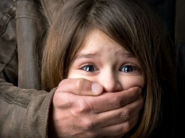 Женщина молчала о том, что муж развращал ее 7-летнюю дочь