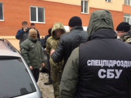 В Хмельницком СБУ задержала пограничника за торговлю наркотиками