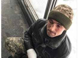 В киевском метро просит милостыню мужчина, который выдает себя за ветерана АТО