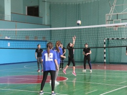 В Бердянске проходят два женских турнира по волейболу