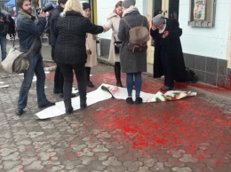 В Ужгороде участниц акции за права женщин облили краской