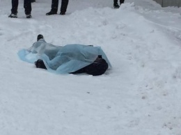 В Запорожской области мужчина упал замертво посреди улицы и пролежал там полдня (ФОТО)