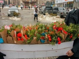 Весенний сюрприз от мэра: 8 Марта в Днепре всем женщинам дарили цветы