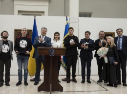 Порошенко вручил Шевченковскую премию лауреатам 2018 года