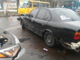 Гонщик на BMW повредил три машины возле здания полиции - пострадала женщина