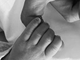 Месси показал показал свое первое рукопожатие с новорожденным сыном