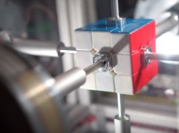 Робот установил новый рекорд по скорости сборки кубика Рубика