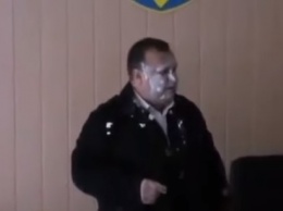 Скандал: Чиновника Запорожской области насильно накормили маргарином, которым травятся дети (ВИДЕО)