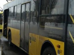 В Сумах четыре троллейбуса стоят в пробке из-за припаркованных на дороге грузовиков