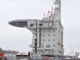 В порту Гетеборга погрузили гигантский жилой модуль для морской добывающей платформы (фото)