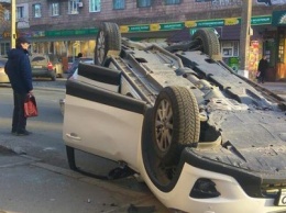 ДТП с перевертышем в Мариуполе: за рулем "Тойоты" находился 21-летний парень
