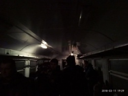 Темнота и холод: электрички по-прежнему не балуют пассажиров комфортом (фото)