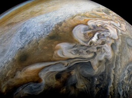 Зонд НАСА нашел странные аномалии в жизни Большого красного пятна Юпитера