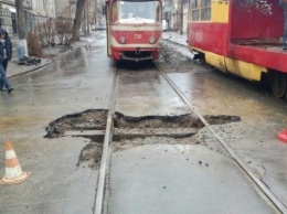 Фотофакт: женщина-водитель разбила машину в огромной яме в Запорожье