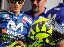 Валентино Росси показал шлем, посвященный новому сотрудничеству с Yamaha MotoGP
