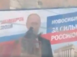 В Новосибирске коммунальщики руками моют баннеры с Путиным
