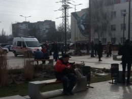 Отчет Труханова пришли послушать даже на улице: здание окружено охраной (ФОТО)