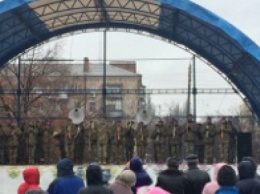 Военный оркестр под дождем в Славянске. Как согревает живая музыка