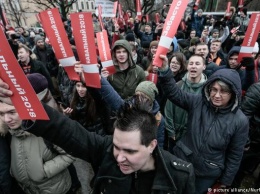 В России полиция задерживает сторонников Навального