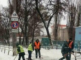 Кременчугские коммунальщики в свой профессиональный праздник расчищали город от весеннего снега (ФОТО)