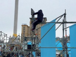 «Давайте сразу баррикады ставить»: как на Майдане сторонники импичмента конструкции разбирали