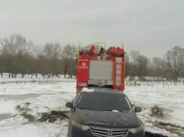 У кременчугских спасателей снова много работы - вытаскивать автомобили из снежных заносов (ФОТО)