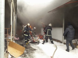 В Черновцах масштабный пожар на рынке
