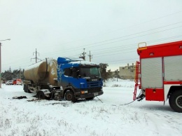 В Луганской области на дороге застряла автоцистерна