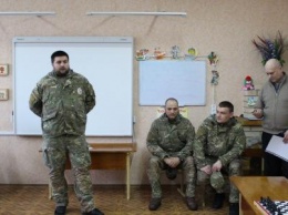 Школьники Бахмута сыграли в шахматы с добровольцем батальона «Днепр-1»