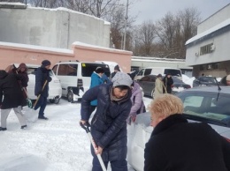 Лучшие врачи больницы Мечникова вышли убирать снег