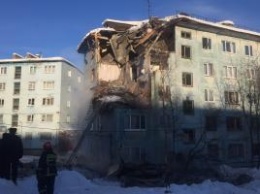 «Из-под завалов доносятся крики»: в российском Мурманске рухнула часть многоэтажки