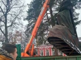 В Боярке демонтировали памятник Павке Корчагину