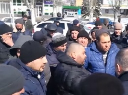 В Новоалексеевке таксисты-нелегалы, которые возят людей в Крым, напали на представителей власти и журналистов (ВИДЕО)