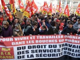 Во Франции произошли жесткие столкновения полиции и госслужащих, вышедших на забастовку - кадры
