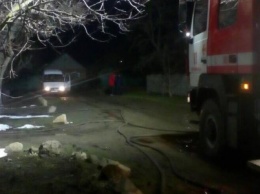 Два спецавтомобиля и десять спасателей тушили гараж в Бердянске