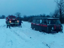 Одесские спасатели вытащили из сугробов инкассаторов и скорую помощь с младенцем