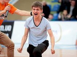 13-летний баскетбольный болельщик из Черкасс выиграл 93000 одним невероятным броском (видео)