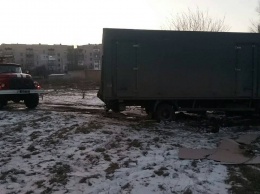 На Николаевщине спасатели отбуксировали грузовик и вытащили из болота Mercedes