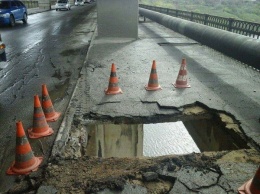Фото: на запорожском мосту образовалась дыра