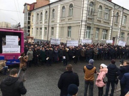 Работники Луцкого автозавода на митинге призвали власти города отказаться от закупки старых швейцарских троллейбусов